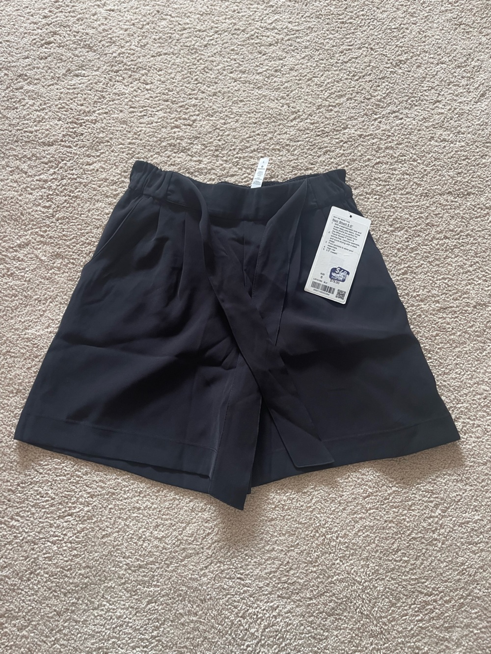 lululemon Noir Shorts size 6 NWT
